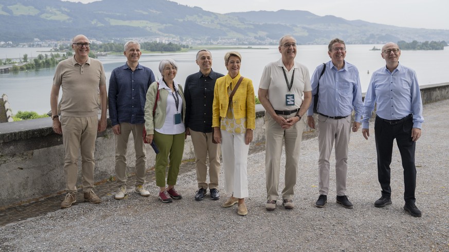 Der Bundesrat posiert fuer ein Gruppenbild vor dem Zuerichsee mit Martin Pfister, Beat Jans, Elisabeth Baume-Schneider, Bundespraesidentin Karin Keller-Sutter, Guy Parmelin, Albert Roesti, und Bundesk ...