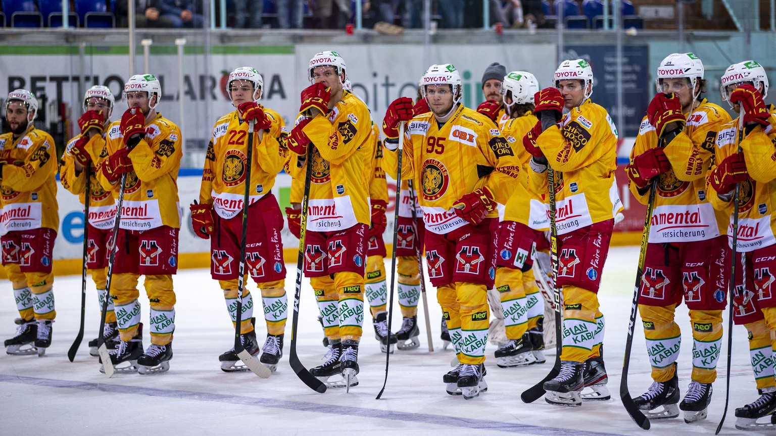 Entaeuschte SCL Tigers Spieler nach der 7-3 Niederlage im Eishockey-Meisterschaftsspiel der National League zwischen den SC Rapperswil-Jona Lakers und den SCL Tigers am Dienstag, 11. Februar 2020, in  ...