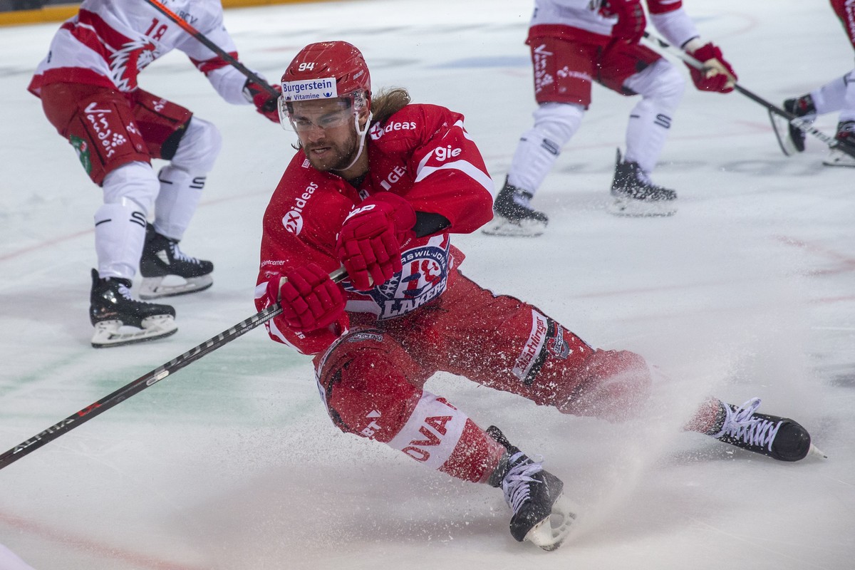 SC Rapperswil-Jona Lakers Stuermer Sandro Zangger waehrend dem Eishockey-Meisterschaftsspiel der National League zwischen den SC Rapperswil-Jona Lakers und Lausanne HC am Samstag, 18. September 2021,  ...