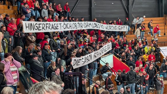 Die Fans vom SC Bern mit deutlichen Worten: «Hinterfragt euch, ob ihr dem Logo noch würdig seit. Die Saison war scheisse.»