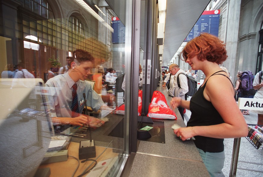 THEMENBILD - Am Ticketschalter des Hauptbahnhofes Zuerich kauft eine Reisende Fahrkarten, aufgenommen am 20. August 2002. Weil immer mehr Fahrgaeste ihre Zugbillette online oder ueber das Mobiltelefon ...