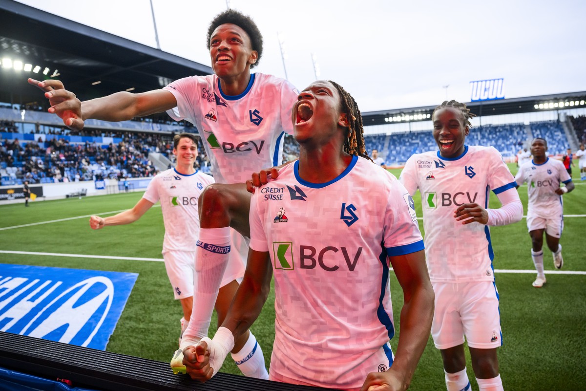 Joie des joueurs lausannois avec Alvyn Sanches, gauche, apres le deuxieme but marque sur penalty par l'attaquant lausannois Kaly Sene, droite, lors de la rencontre du championnat de football de S ...