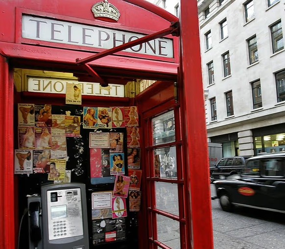 Anno dazumal: Prostituierten-Kärtli in Londoner Telefonkabine. 
https://i2-prod.mylondon.news/article10492370.ece/ALTERNATES/s1200f/Prostitutes-calling-cards-phone-box.jpg