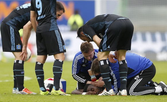 Johan Djourou ist bewusstlos und erhält Erste Hilfe von den HSV-Medizinern.