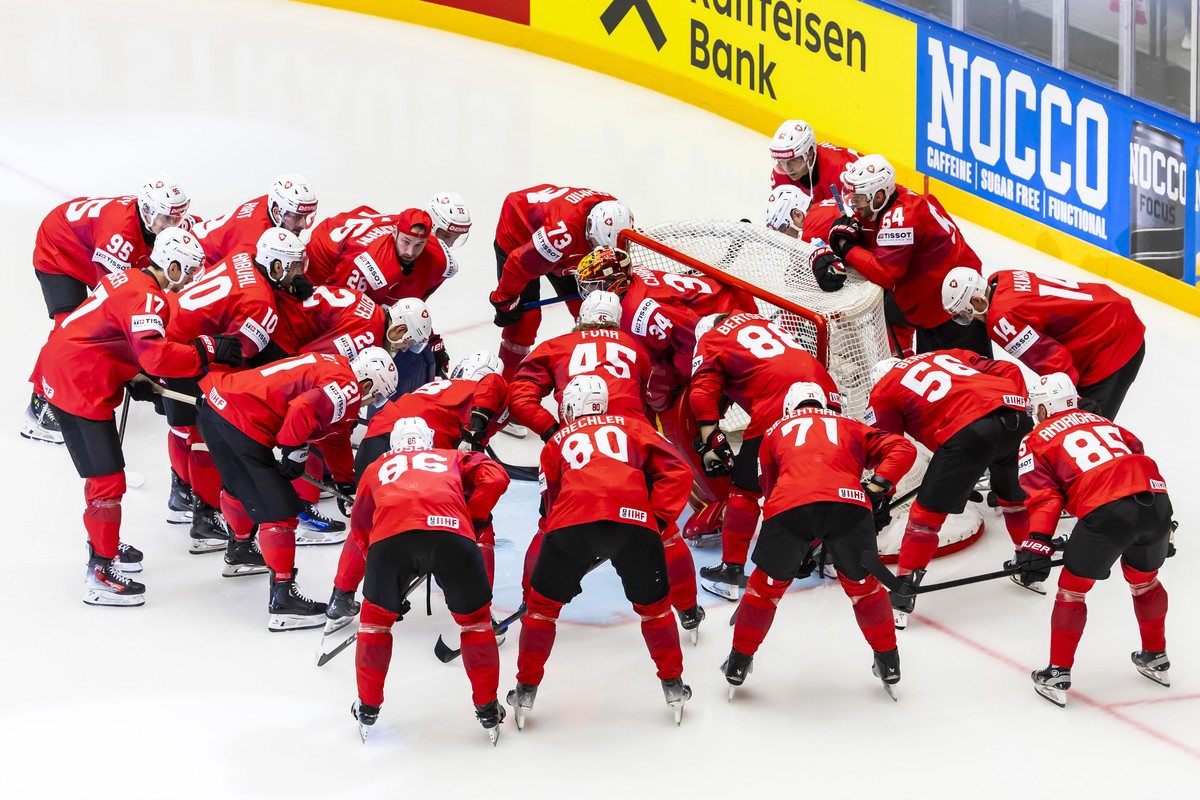 Switzerland's players huddle, prior the IIHF 2025 World Championship preliminary round group B game between Switzerland and Kazakhstan, at the Jyske Bank Boxen, in Herning, Denmark, Tuesday, May  ...
