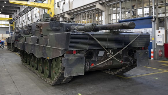 A Leopard 2 tank stands in a RUAG maintenance hangar in Thun on Monday, March 20, 2023.  (KEYSTONE/Peter Schneider)