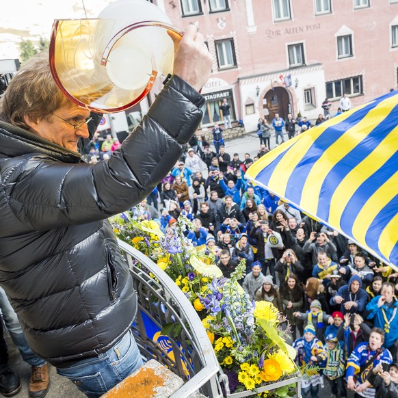 Trainer Arno del Curto mit Pokal an der Meisterfeier des HC Davos, am Samstag, 18. April 2015, in Davos. Der HC Davos war am Freitag, 10. April 2015 zum 31. Mal Schweizer Eishockey Meister geworden. S ...