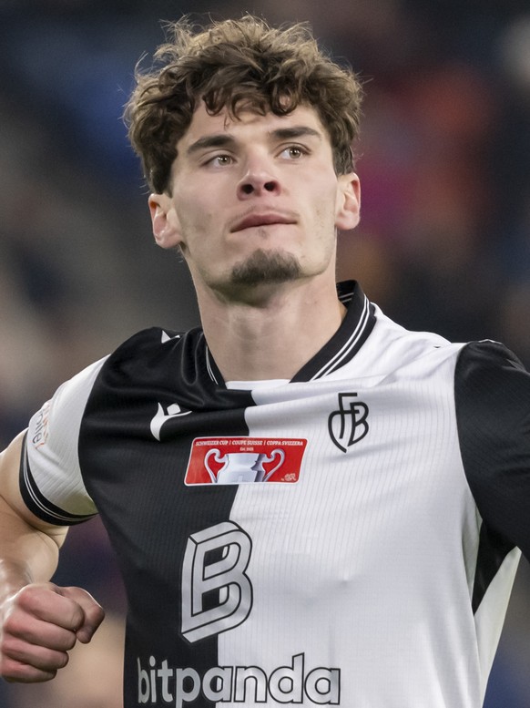 Moritz Broschinski (FCB) jubelt nach seinem Tor, das nachtraeglich annulliert wurde, im Achtelfinal des Schweizer Fussball Cups zwischen dem FC Grand-Saconnex und dem FC Basel 1893 im Stadion St. Jako ...