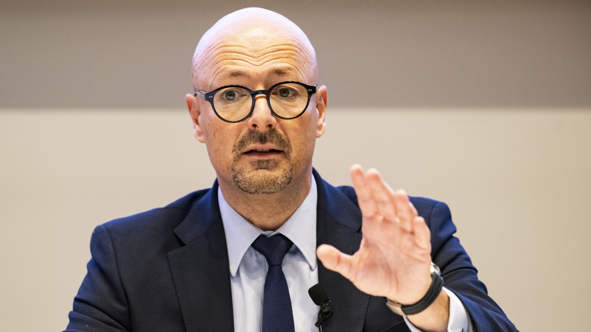 Chief Operating Officer von Schindler, Paolo Compagna bei seiner Rede am Hauptstandort und Hauptsitz der Schindler Aufzuege AG in Ebikon in Kanton Luzern anlaesslich der Bilanzmedienkonferenz 2023 des ...