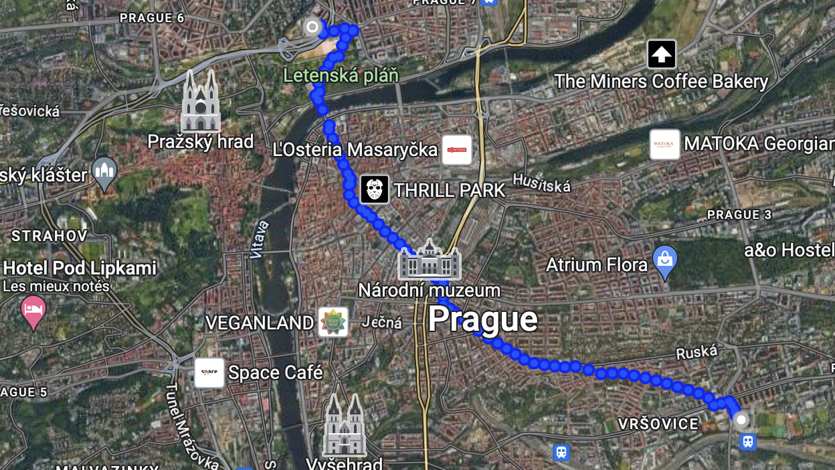 Il faut traverser la magnifique ville de Prague du nord au sud pour rejoindre l'Eden Arena du Slavia depuis la Generali Arena du Sparta.