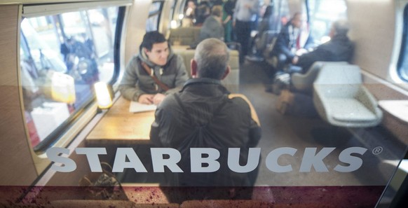 Seit 2013 gibt es in ausgewählten SBB-Zügen mobile Starbucks-Cafés.