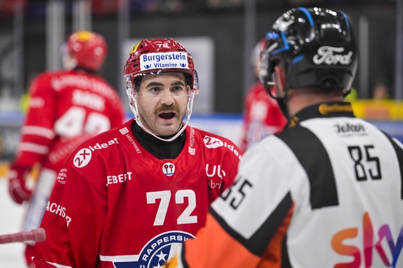 Gian-Marco Wetter (SCRJ) spricht mit Headschiedsrichter Alex Dipietro im Eishockeyspiel der National League zwischen den Rapperswil-Jona Lakers (SCRJ) und Lausanne HC (LHC), am Dienstag, 25. November  ...