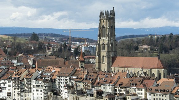 Mit dem Bau der gotischen Kathedrale in Fribourg wurde 1283 begonnen, 1490 war sie fertiggestellt. Im 76 Meter hohen Turm befindet sich eine Wendeltreppe mit 368 Stufen – viel Vergnügen beim Aufstieg!