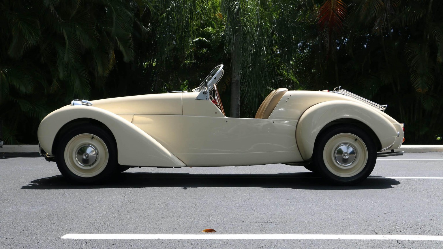 Burton Roadster Sotheby's Auktion Florida auto retro design https://rmsothebys.com/en/auctions/0521/open-roads--may/lots/r0036-1986-citro%C3%ABn-2cv-roadster-by-burton/1093444#