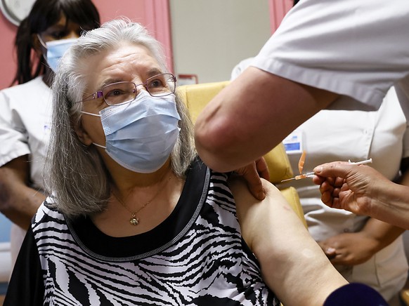 Die 78-j�hrige Mauricette wird im Ren�-Muret Krankenhaus als erste Frau in Frankreich gegen Corona geimpft. Das stark von der Covid-19-Pandemie betroffene Frankreich hat seine Impfkampagne gegen das C ...