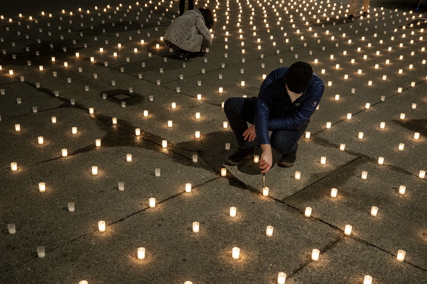 Mahnwache mit 886 Kerzen auf der Rathausbruecke fuer alle bisherigen Todesopfer der Coronavirus-Pandemie im Kanton Zuerich, am Mittwoch, 30. Dezember 2020, in Zuerich. (KEYSTONE/Alexandra Wey)