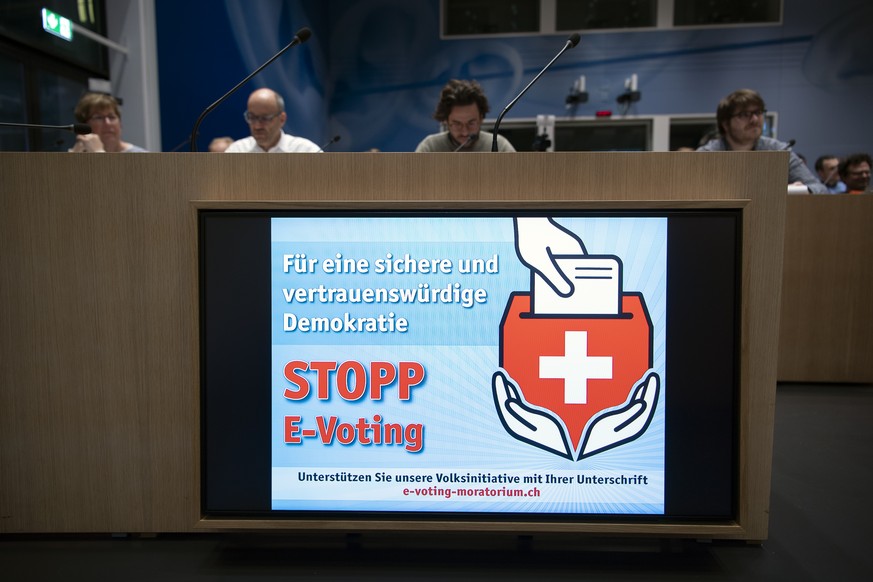 Einem Bildschirm fotografiert an einer Medienkonferenz ueber die Lancierung der Volksinitiative fuer ein E-Voting-Moratorium &quot;Fuer eine sichere und vertrauenswuerdige Demokratie&quot;, am Freitag ...