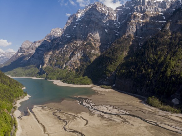 Eine Drohnenaufnahme vom April 2020 zeigt, dass die Trockenheit im Frühjahr tiefe Wasserstände verursacht hat, wie hier am Klöntalersee im Glarus.