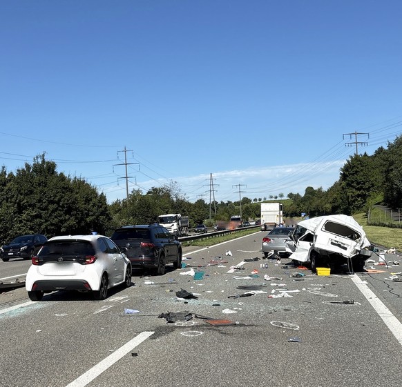 HANDOUT - Ein Lieferwagen fuhr am Mittwoch, 3. September 2025, ca. 13:40 Uhr auf der Autobahn A14 in Richtung Luzern. Zwischen der Einfahrt Buchrain und dem Rathausen-Tunnel geriet das Fahrzeug aus no ...