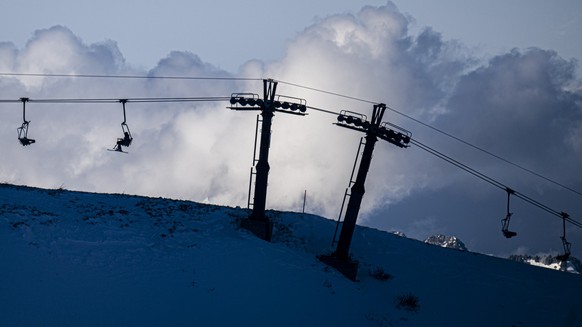 Ein Sessellift im Skigebiet Flumserberg nach den Schneefaellen der vergangenen Tage nach einer aussergewoehnlich schneearmen Periode, am Dienstag, 10. Januar 2023, in Flumserberg. (KEYSTONE/Gian Ehren ...
