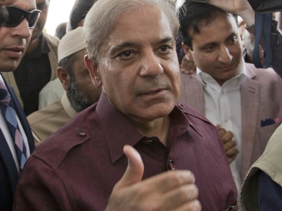 ARCHIV - Shehbaz Sharif (M), Oppositionsf