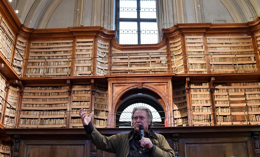 epa07453847 Former White House strategist Steve Bannon speaks during a political meeting in Rome, Italy, 21 March 2019. EPA/ETTORE FERRARI