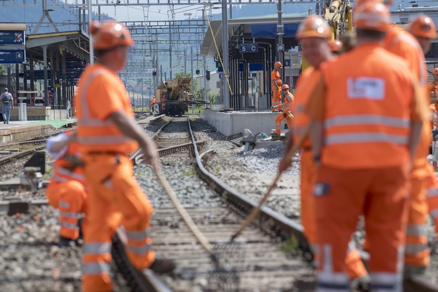 Mitarbeiter der SBB beim Schienenausbau im Bahnhof Konolfingen, waehrend der Ausbauarbeiten des Bahnhofs Konolfingen, am Freitag, 29. Juni 2018, in Konolfigen. (KEYSTONE/Marcel Bieri)