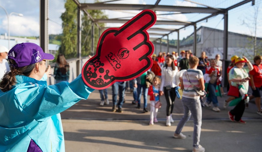 UEFA Womens EURO 2025 Frauen EM: Vorrunde, 2. Spieltag Frankreich vs Wales Kybunpark St. Gallen, Schweiz: Ankunft der Fans am Stadion, Volunteer mit