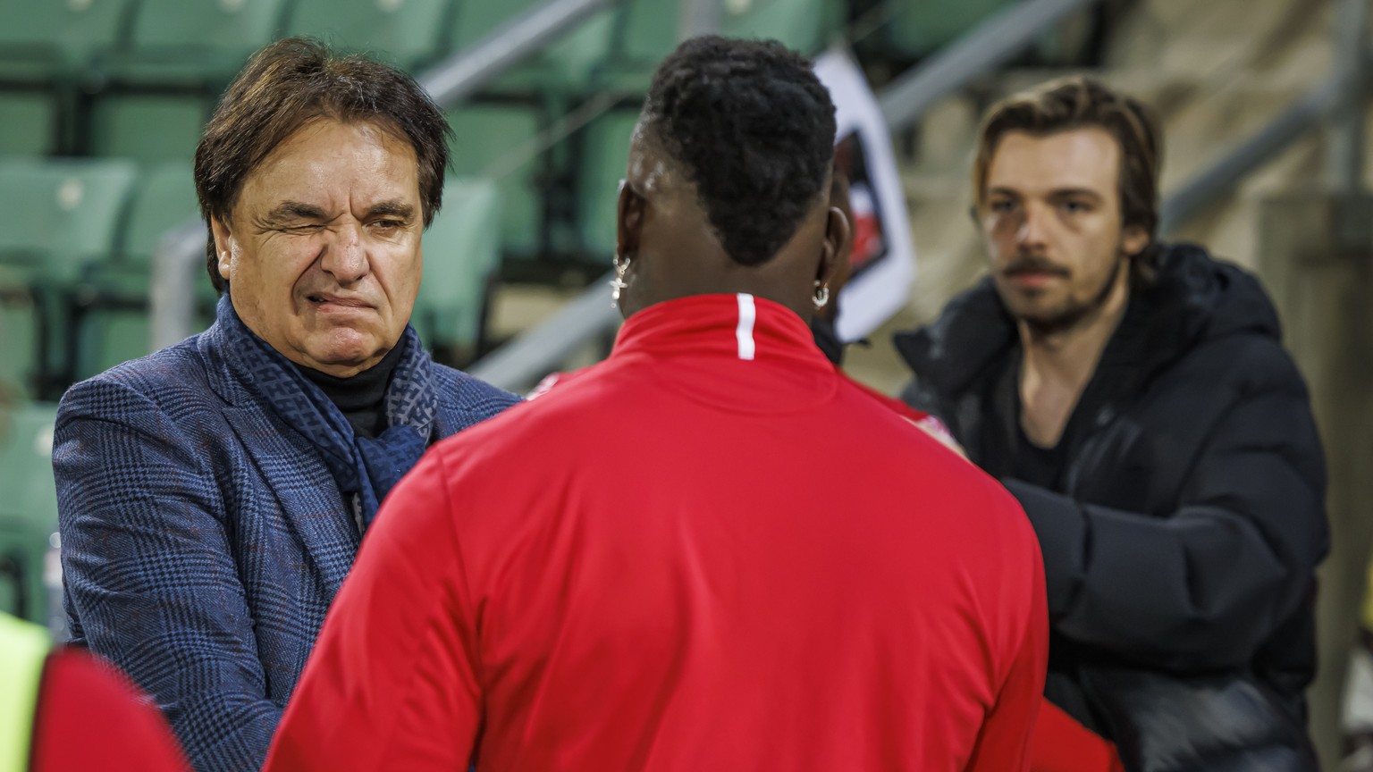 Le president du FC Sion Christian Constantin, gauche, fait un clin d'oeil a l'attaquant valaisan Mario Balotelli (centre) aux cotes du directeur sportif du FC Sion Barthelemy Constantin (dro ...