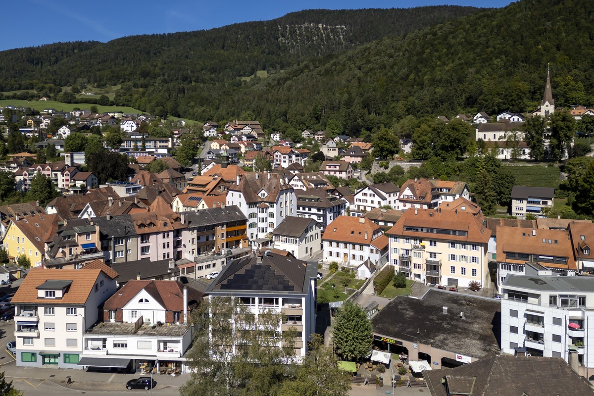 Drohnenaufnahme von Moutier, am Freitag, 6. September 2024. Am 22. September 2024 entscheidet die Stimmbevoelkerung der Kantone Bern und Jura ueber den Wechsel der Stadt in den Kanton Jura. (KEYSTONE/ ...