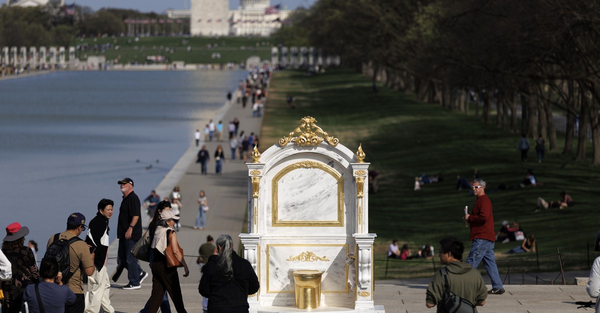 Goldener WC-Thron: Trump wird in Washington schon wieder veräppelt