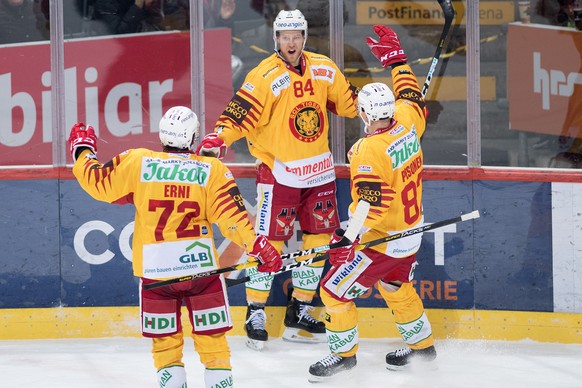 Tigers Eero Elo Jubelt ueber sein Tor zum 3:2 mit Tigers Samuel Erni und Tigers Harri Pesonen im Eishockey Meisterschaftsspiel der National League zwischen dem SC Bern und dem SCL Tigers, am Freitag,  ...