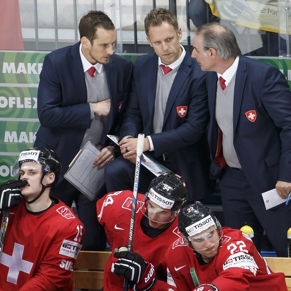 Das Schweizer Trainertrio steckt die Köpfe zusammen: Fischer, von Arx und Hollenstein (von links).