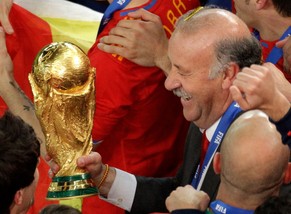 Spanien-Trainer Vicente Del Bosque hält das Ding 2010 mit einer Hand.&nbsp;