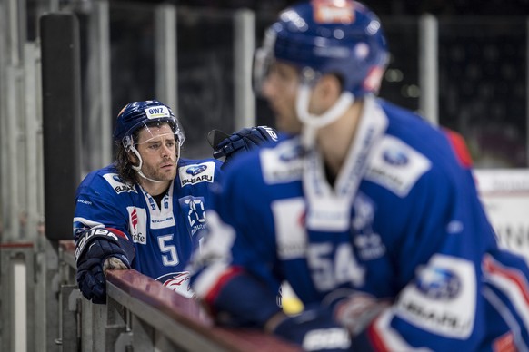 Zuerich&#039;s Severin Blindenbacher blickt enttaeuscht nach dem Eishockeyspiel der Nationalleague A ZSC Lions gegen den HC Lausanne im Hallenstadion in Zuerich, aufgenommen am Samstag, 26. November 2 ...