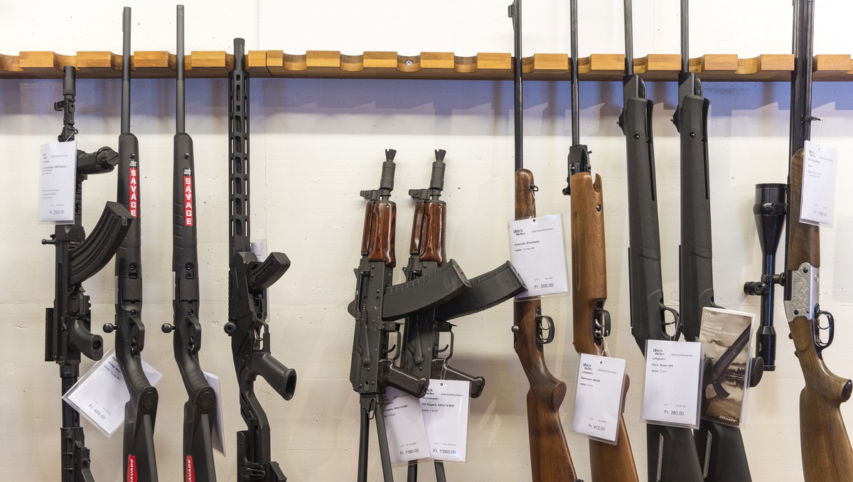 ARCHIV -- ZU DEN ABSTIMMUNGEN AM SONNTAG, 19. MAI 2019, UEBER DAS EU-WAFFENRECHT UND DEN AHV-STEUERDEAL, STELLEN WIR IHNEN FOLGENDES BILDMATERIAL ZUR VERFUEGUNG -- 
Diffferent guns, in the middle wit ...