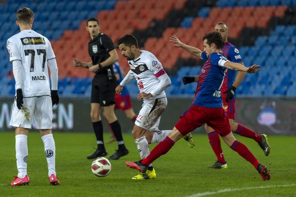 Luganos Jonathan Sabbatini, links, im Kampf um den Ball gegen Basels Valentin Stocker, rechts, im Fussball Meisterschaftsspiel der Super League zwischen dem FC Basel 1893 und dem FC Lugano im Stadion  ...