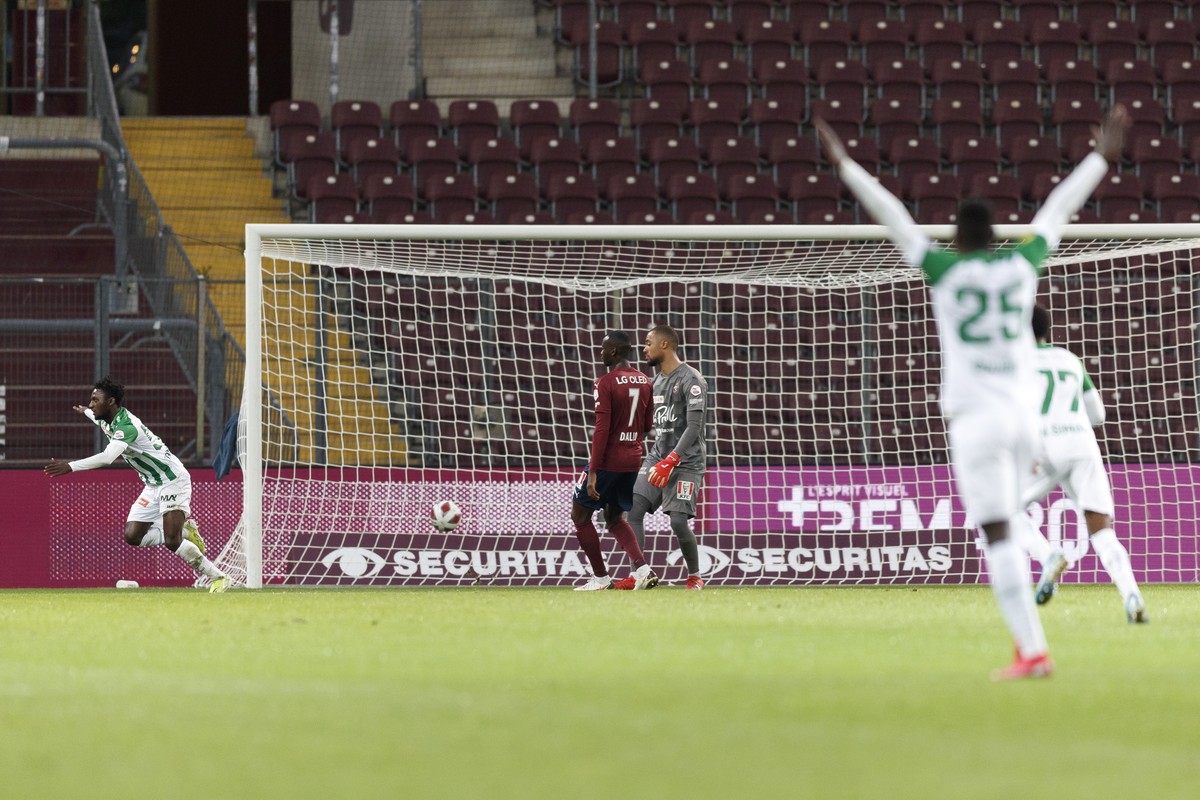 La joie du milieu st-gallois Salifou Diarrassouba, gauche, apres avoir marque lors de la rencontre de football de Super League entre Geneve Servette FC, et FC St. Gallen, ce vendredi, 21 mai 2021 au S ...