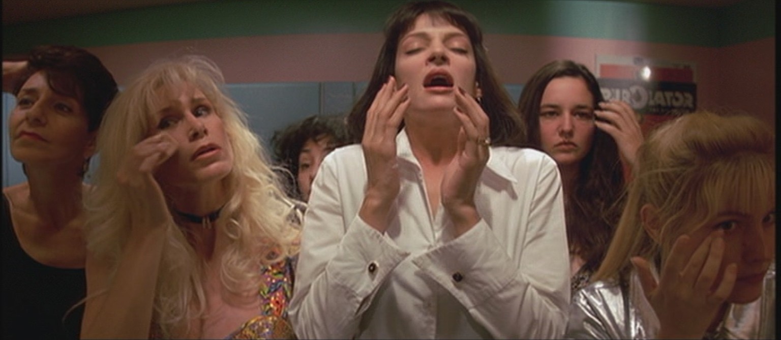 Mia Wallace (Uma Thurman) pudert sich das Näschen in «Pulp Fiction» (1994).