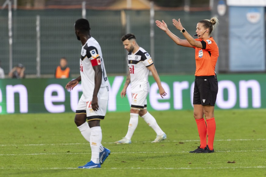 L&#039;arbitre Desiree Grundbacher, droite, siffle la fin du match lors de la rencontre de football de Super League entre Yverdon Sport FC (YS) et FC Lugano ce dimanche, 20 octobre 2024 au stade Munic ...