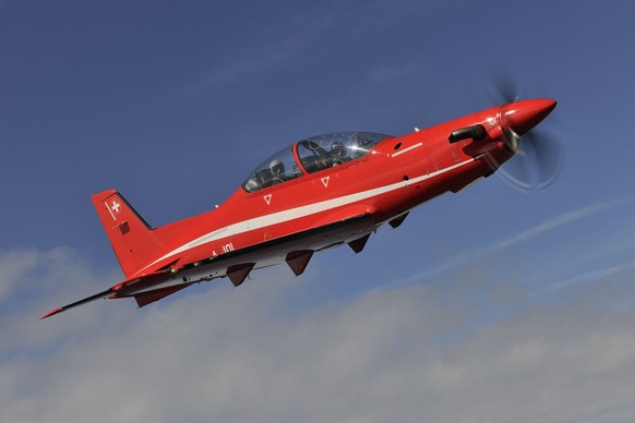 HANDOUT - Ein Pilatus PC-21 der Schweizer Armee fliegt anlaesslich eines Fotoflugs ueber Sion im Wallis, am 12. Juli 2011. (Handout VBS/Maj Andri Spinas) *** NO SALES, DARF NUR MIT VOLLSTAENDIGER QUEL ...