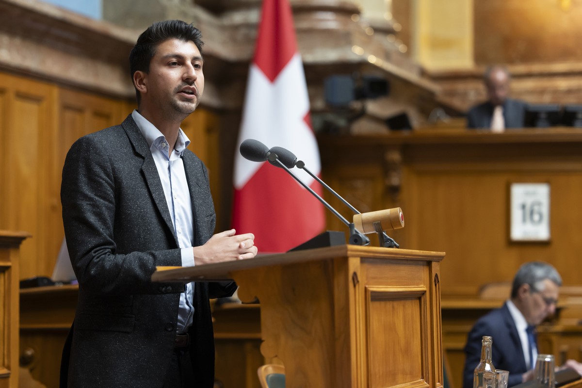 Fabian Molina, SP-ZH, spricht waehrend einer Sondersession des Nationalrats, am Dienstag, 16. April 2024, im Nationalrat in Bern. (KEYSTONE/Peter Klaunzer)