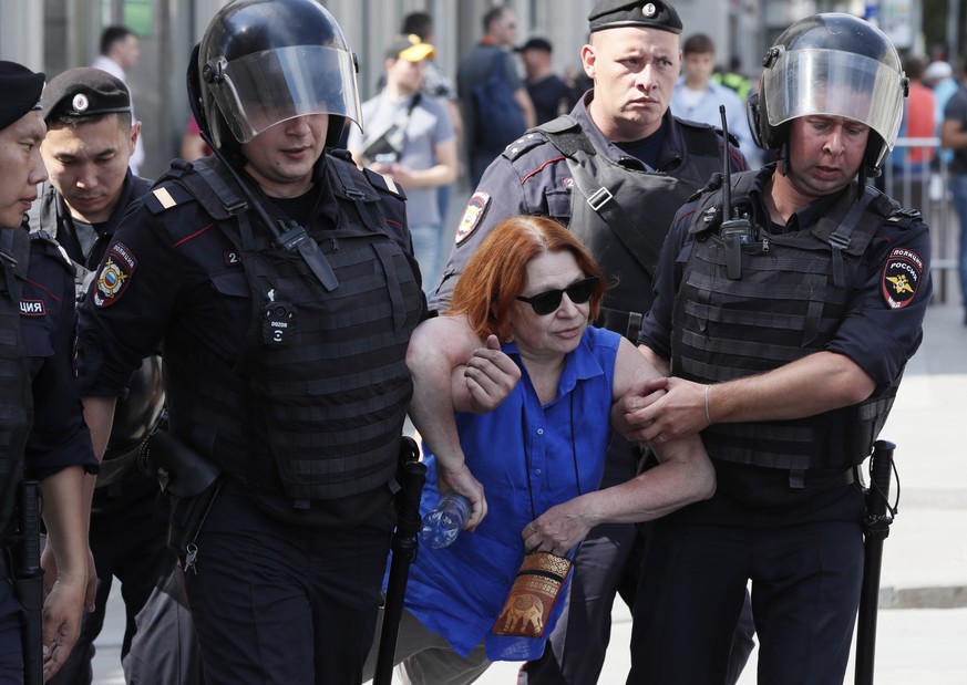 epa07744038 Russian riot police detain a participant of an unauthorized liberal opposition protest near the office of the mayor, in Moscow, Russia, 27 July 2019. Activists and protesters say that Russ ...