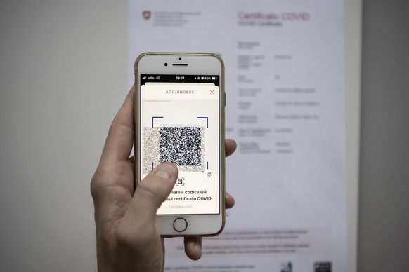 ZUM SCANNEN DES COVID-ZERTIFIKATS MITTELS DER COVID CERTIFICATE APP, STELLEN WIR IHNEN FOLGENDE BILDER ZUR VERFUEGUNG. WEITERE BILDER FINDEN SIE AUF visual.keystone-sda.ch --- Il certificato Covid svi ...