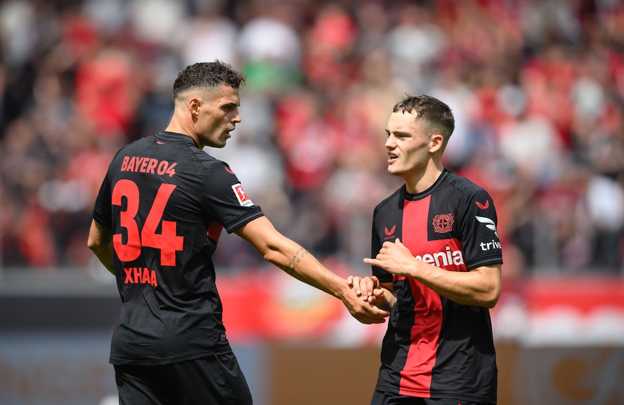 v.l. Granit XHAKA (LEV), Florian WIRTZ (LEV) klatschen ab, Fussball Testspiel, Bayer 04 Leverkusen (LEV) - West Ham United (WHU), am 05.08.2023 in Leverkusen Deutschland. Â *** v l Granit XHAKA LEV ,  ...