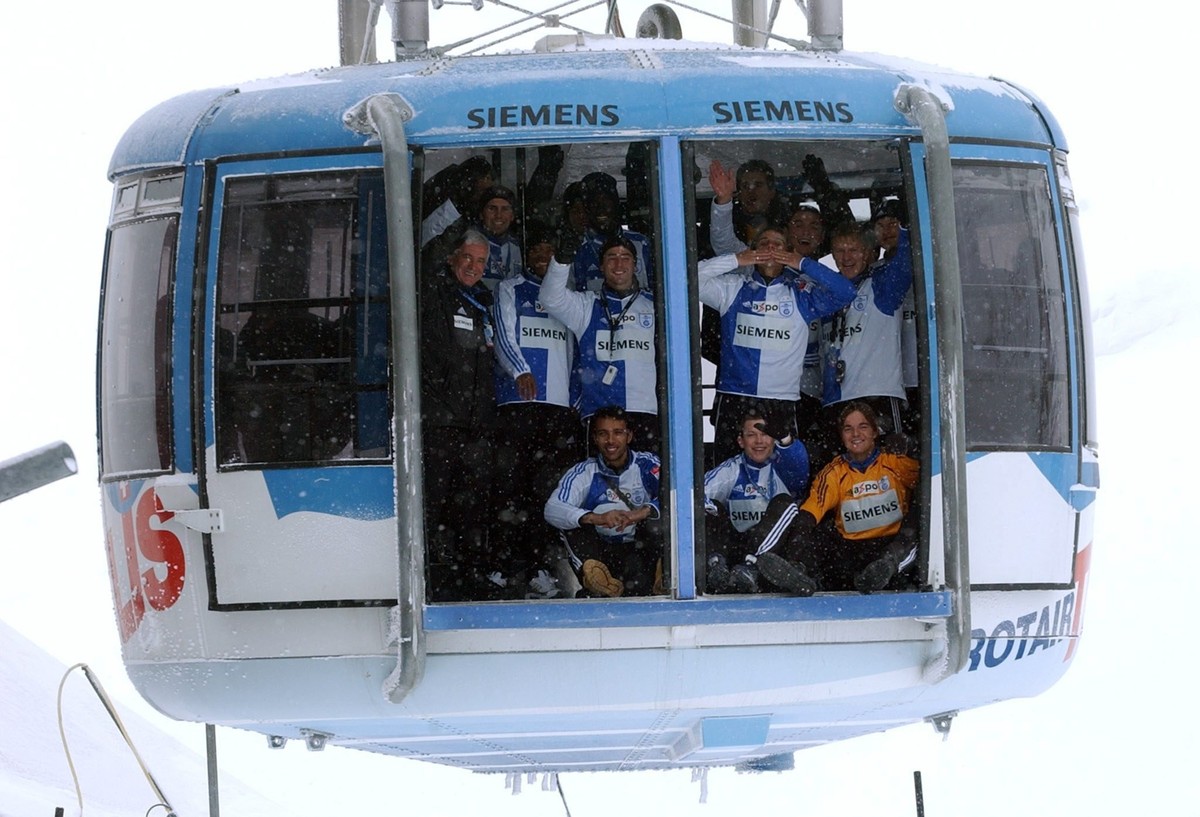 Hanspeter Latour, Trainer des Grasshoppers-Club Zuerich, GC, und seine Mannschaft sind am Mittwoch, 19. Januar 2005 in der Gondelbahn auf dem Weg auf den Titlis in Engelberg. Trotz Schneefall, Nebel u ...