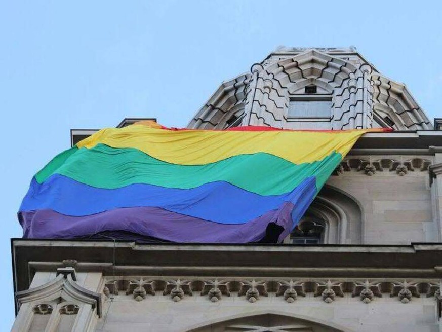 Eine 10 mal 30 Meter grosse Regenbogenfahne hing am Samstag als Zeichen gegen Hass am Nordturm des Zürcher Grossmünsters.