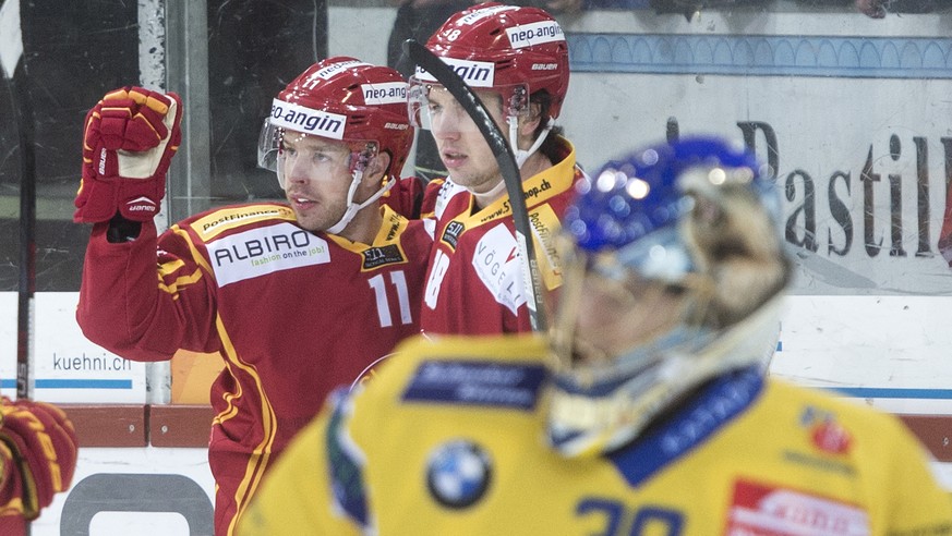 Die Langnauer Clark und Bucher bejubeln hinter dem geschlagenen Davoser Goalie Leonardo Genoni den Treffer zum 3:0.