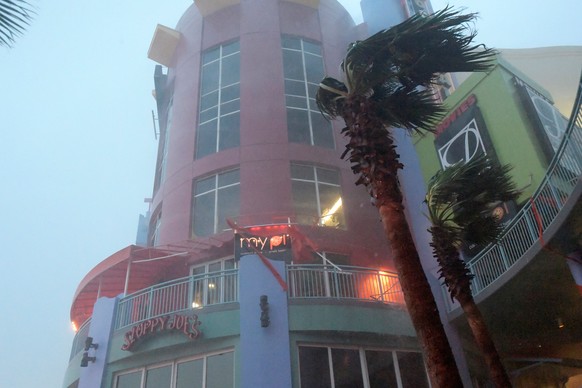 Wind beats on awnings and palm trees on the oceanfront as the eye of Hurricane Matthew approaches Daytona Beach, Florida, U.S. October 7, 2016. REUTERS/Phelan Ebenhack