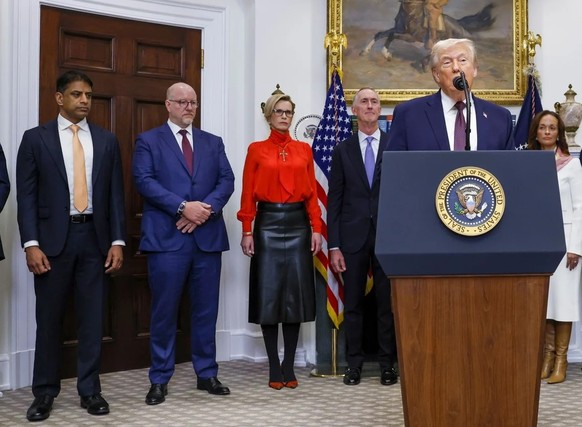 Donald Trump und «seine» Pharma-Chefs am Freitag im Weissen Haus. Mit dabei waren auch Novartis-Boss Vasant Narasimhan (2.von links) und die Chefin der Roche-Tochter Genentech, Ashley Magargee (rechts ...